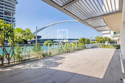 Квартира в Аль-Васле, Дубай, 3 спальни, 290.04м², № 142653