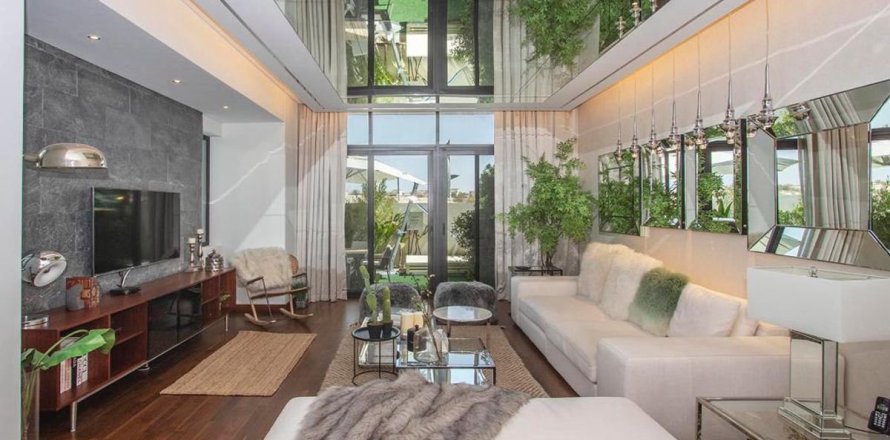 Villa en Dubai, 4 dormitorios, 388.4 m², № 141444