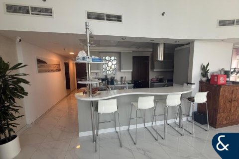 Apartment in Jumeirah Lake Towers, Dubai 2 bedrooms, 181 sq.m. № 75711 - photo 3