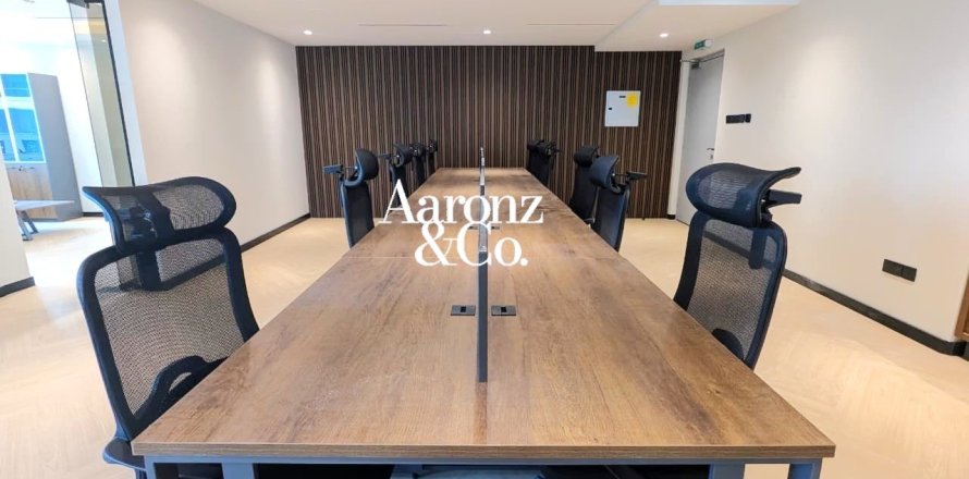 Oficina en Jumeirah Lake Towers, Dubai, 90 m², № 125068