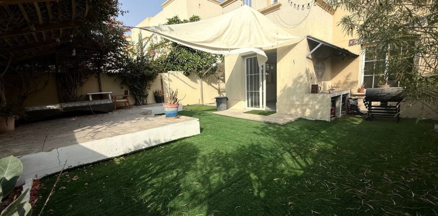 Villa in Dubai 2 bedrooms, 255.2 sq.m. № 137762