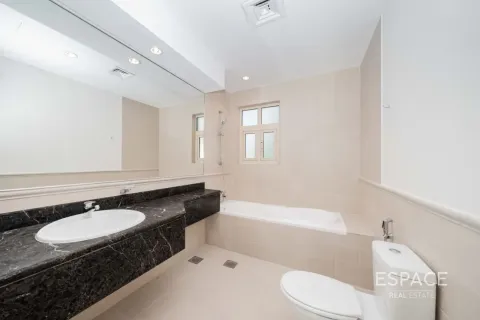 Villa in Jumeirah Islands, Dubai 4 bedrooms, 481 sq.m. № 122971 - photo 11