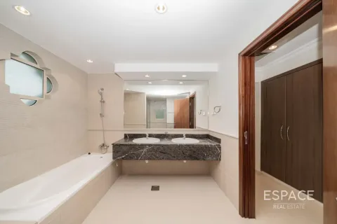 Villa in Jumeirah Islands, Dubai 4 bedrooms, 481 sq.m. № 122971 - photo 8