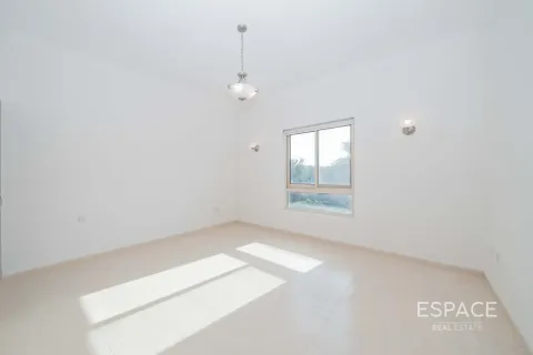 Villa in Jumeirah Islands, Dubai 4 bedrooms, 481 sq.m. № 122971 - photo 14