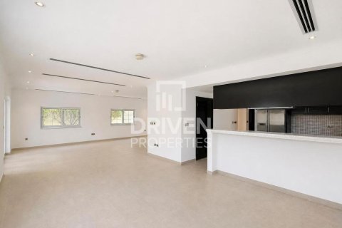 Вилла в Jumeirah Park, Дубай, 3 спальни, 627.47м², № 137039