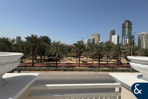 Adosado en Jumeirah Village Circle, Dubai, 4 dormitorios, 294 m², № 98598