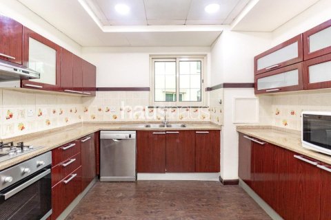 Villa in Jumeirah Islands, Dubai 4 bedrooms, 491 sq.m. № 44737 - photo 7