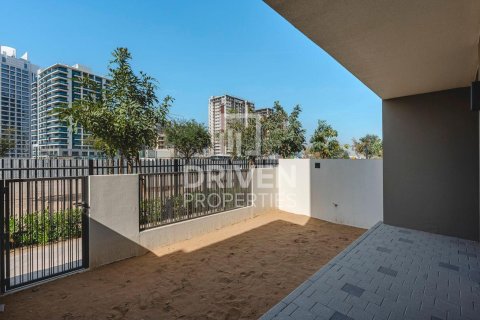 Снять в аренду таунхаус в Tilal Al Ghaf, Дубай: 3 спальни, 142.33м², № 129931 - фото 3
