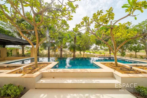 Villa en Victory Heights, Dubai Sports City, Dubai, 5 dormitorios, 585 m², № 122435