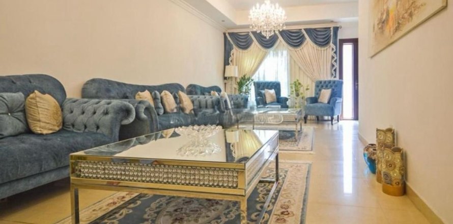 Villa in Dubai 4 bedrooms, 141.6 sq.m. № 115777