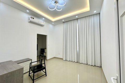 Снять в аренду виллу в Nadd Al Sheba, Дубай: 5 спален, 1350м², № 37737 - фото 8