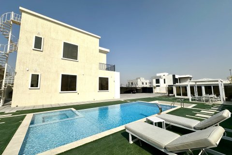 Вилла в Nadd Al Sheba, Дубай, 5 спален, 1350м², № 37737