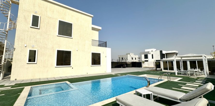 Вилла в Nadd Al Sheba, Дубай, 5 спален, 1350м², № 37737