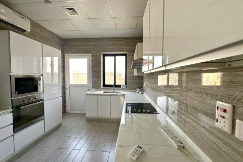 Снять в аренду виллу в Nadd Al Sheba, Дубай: 5 спален, 1350м², № 37737 - фото 17