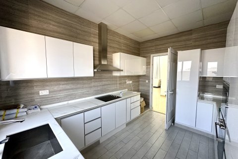 Снять в аренду виллу в Nadd Al Sheba, Дубай: 5 спален, 1350м², № 37737 - фото 21