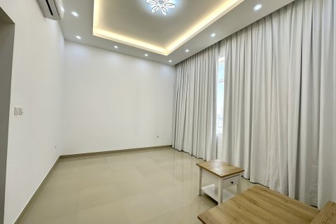 Снять в аренду виллу в Nadd Al Sheba, Дубай: 5 спален, 1350м², № 37737 - фото 12