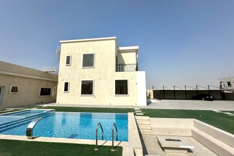Снять в аренду виллу в Nadd Al Sheba, Дубай: 5 спален, 1350м², № 37737 - фото 22