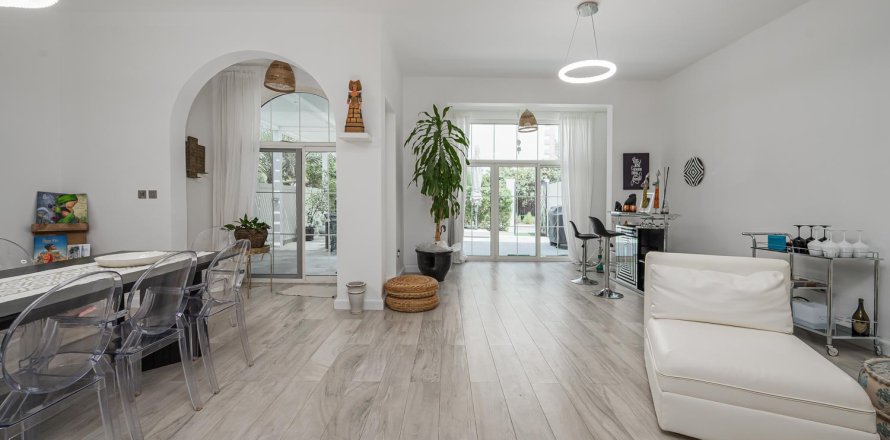 Adosado en Motor City, Dubai, 3 dormitorios, 306.79 m², № 141147