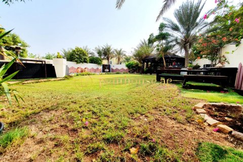 Villa in Legacy, Jumeirah Park, Dubai 3 bedrooms, 325 sq.m. № 15650 - photo 13
