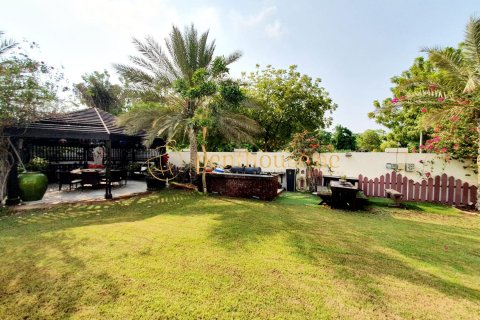 Villa in Legacy, Jumeirah Park, Dubai 3 bedrooms, 325 sq.m. № 15650 - photo 11