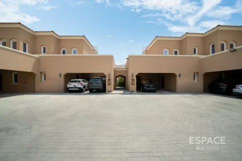 Купить виллу в Dubai Land, Дубай: 2 спальни, 172м², № 122268 - фото 2