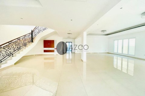Снять в аренду виллу в Jumeirah 3, Джумейра, Дубай: 4 спальни, 371.6м², № 37622 - фото 2