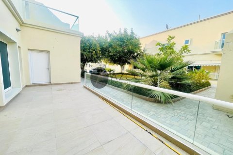 Снять в аренду виллу в Jumeirah 3, Джумейра, Дубай: 4 спальни, 371.6м², № 37622 - фото 12