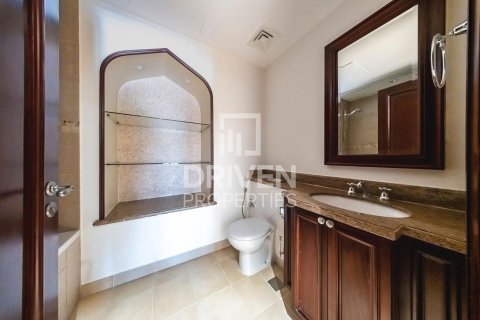 Apartment in Downtown Dubai (Downtown Burj Dubai), Dubai 2 bedrooms, 124.03 sq.m. № 140853 - photo 12