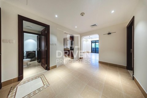 Apartment in Downtown Dubai (Downtown Burj Dubai), Dubai 2 bedrooms, 124.03 sq.m. № 140853 - photo 2