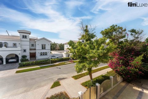 Villa in Dubai 5 bedrooms, 1112.3 sq.m. № 69679