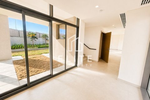 Villa in Al Furjan, Dubai 5 bedrooms, 625 sq.m. № 139063 - photo 2