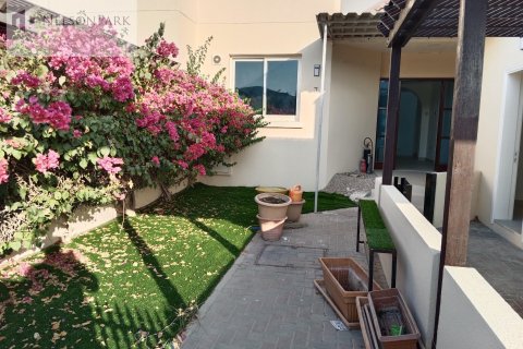 Villa in Sheikh Zayed Road, Dubai 4 bedrooms, 297.3 sq.m. № 8634 - photo 2