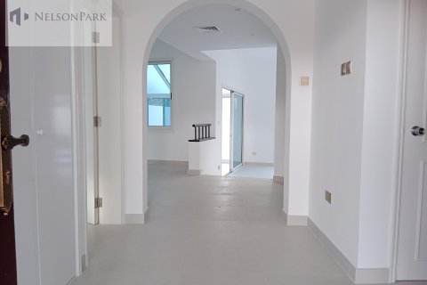 Villa in Sheikh Zayed Road, Dubai 4 bedrooms, 297.3 sq.m. № 8634 - photo 3