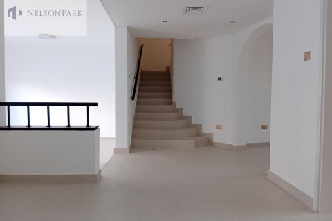 Villa in Sheikh Zayed Road, Dubai 4 bedrooms, 297.3 sq.m. № 8634 - photo 4