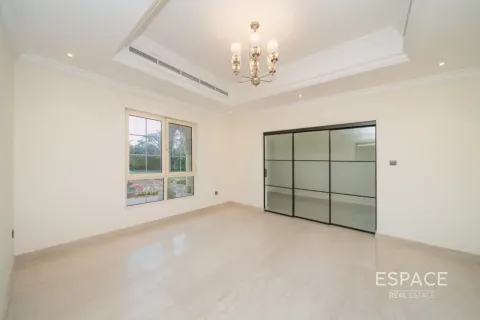 Villa in Jumeirah Islands, Dubai 5 bedrooms, 604 sq.m. № 122926 - photo 2