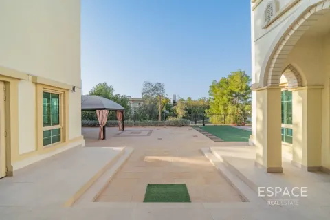 Villa in Jumeirah Islands, Dubai 5 bedrooms, 604 sq.m. № 122926 - photo 15