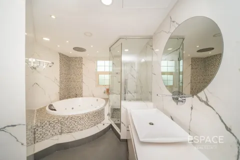 Villa in Jumeirah Islands, Dubai 5 bedrooms, 604 sq.m. № 122926 - photo 14