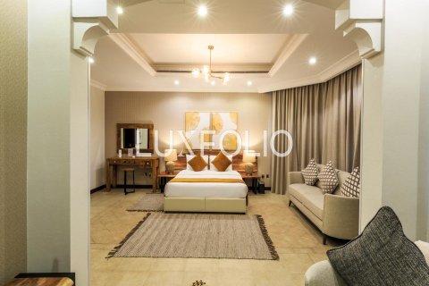 Снять в аренду виллу в Garden Homes, Пальма Джумейра, Дубай: 4 спальни, 622м², № 46363 - фото 9