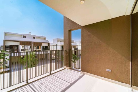 Villa in Dubai Sports City, Dubai 4 bedrooms, 269 sq.m. № 139669 - photo 21