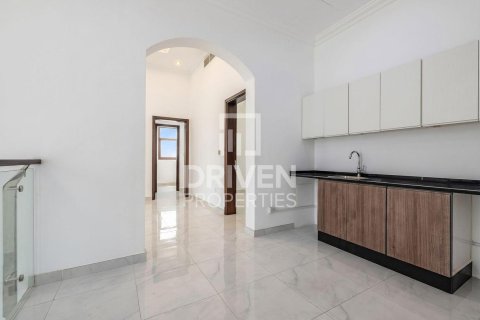 Снять в аренду виллу в Nadd Al Sheba, Дубай: 6 спален, 1468.05м², № 128968 - фото 17