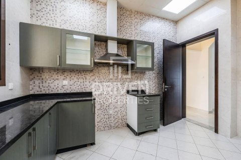 Снять в аренду виллу в Nadd Al Sheba, Дубай: 6 спален, 1468.05м², № 128968 - фото 10