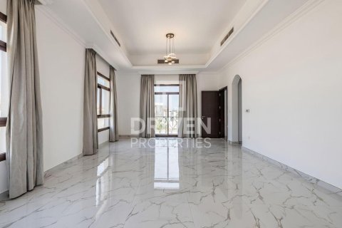Снять в аренду виллу в Nadd Al Sheba, Дубай: 6 спален, 1468.05м², № 128968 - фото 14