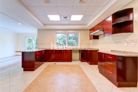 Villa en Dubai Investment Park, Dubai, 5 dormitorios, 577 m², № 43436 - foto 12