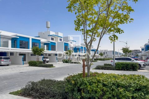 Adosado en Damac Lagoons, Dubai, 5 dormitorios, 219.62 m², № 127783 - foto 2