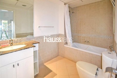 Villa in Dubai Land, Dubai 2 bedrooms, 169 sq.m. № 43727 - photo 8