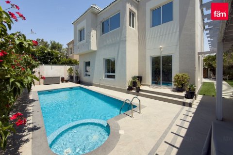 Villa à Dubai, 5 chambres, 567.1 m², № 114159