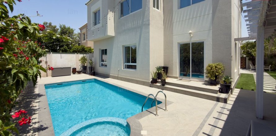 Villa in Dubai 5 bedrooms, 567.1 sq.m. № 114159