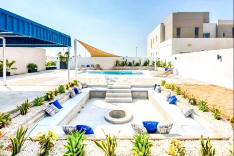 Villa in Umm Suqeim, Dubai 4 bedrooms, 1171 sq.m. № 44979
