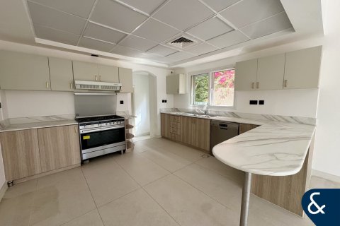 Villa in Meadows, Dubai 5 bedrooms, 353 sq.m. № 91416 - photo 4