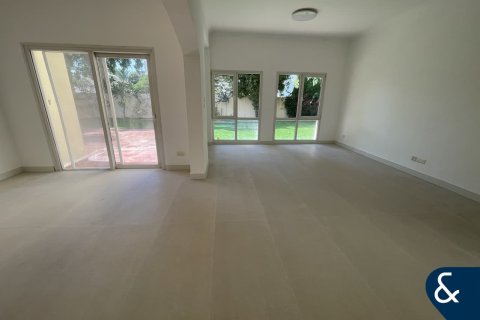 Villa in Meadows, Dubai 5 bedrooms, 353 sq.m. № 91416 - photo 2